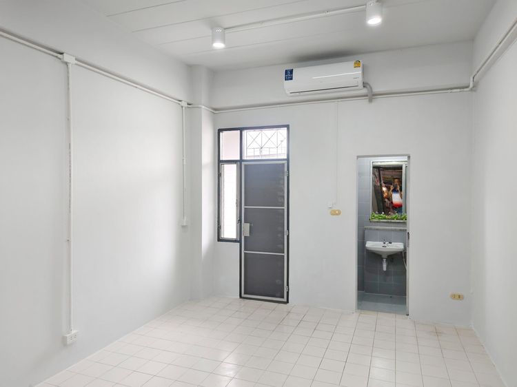 ให้เช่า ห้องกระจกติดแอร์4400ต่อเดือน อยู่ชั้น1 คอนโดถนอมมิตรพาร์ค รูปที่ 3