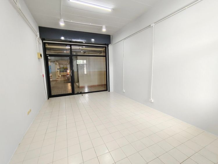 ให้เช่า ห้องกระจกติดแอร์4400ต่อเดือน อยู่ชั้น1 คอนโดถนอมมิตรพาร์ค รูปที่ 4