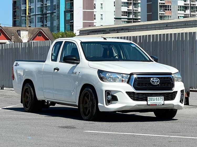รถ Toyota Hilux Revo 2.4 J สี ขาว
