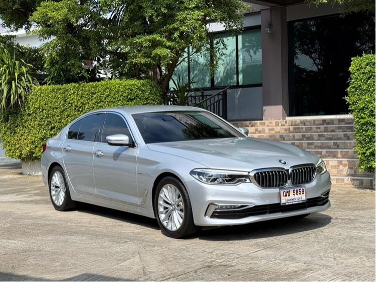 รถ BMW Series 5 520d สี บรอนซ์เงิน