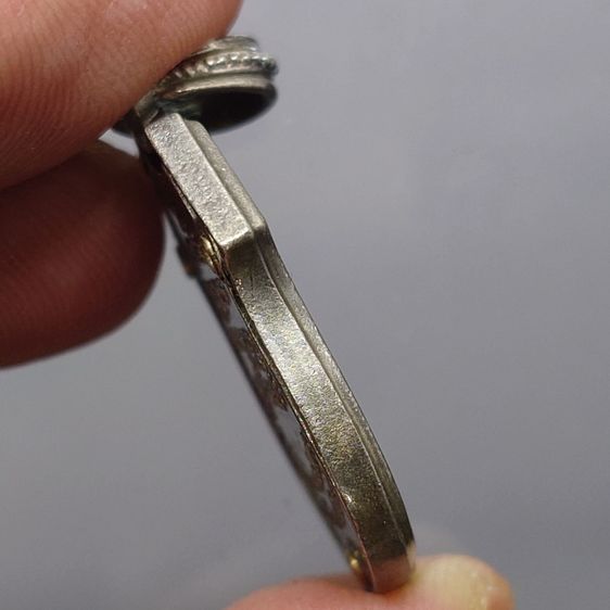 เหรียญอาร์มฉลุลาย พระพุทธโสธร รุ่นมหามงคลย้อนยุค เนื้อทองขาวรมดำโบราณ วัดโสธรวรารามวรวิหาร ปี2555 พร้อมกล่องเดิม รูปที่ 7