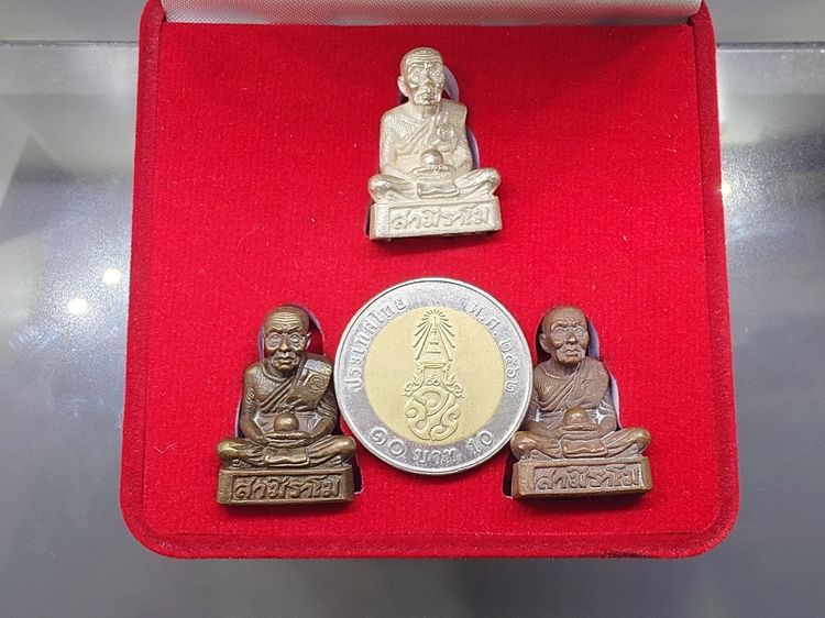 รูปหล่อหลวงพ่อทวด ชุดกรรมการ 3 องค์ 3 เนื้อ รุ่นนำชัย สุดยอดพิธีสายใต้ ที่ระลึกแห่งการทำความดี ปี 2556 พร้อมกล่องเดิม รูปที่ 6