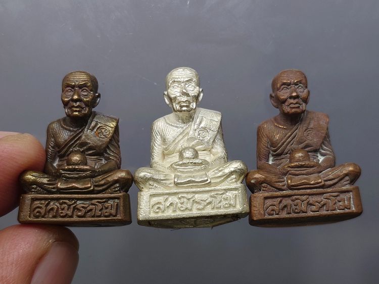 รูปหล่อหลวงพ่อทวด ชุดกรรมการ 3 องค์ 3 เนื้อ รุ่นนำชัย สุดยอดพิธีสายใต้ ที่ระลึกแห่งการทำความดี ปี 2556 พร้อมกล่องเดิม รูปที่ 3