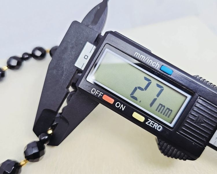 สร้อยข้อมือหินแท้แบล็คออนิค🖤ร้อยคั่นเม็ดทองเจียรเหลี่ยม K18 💛รวม 9เม็ด รูปที่ 9