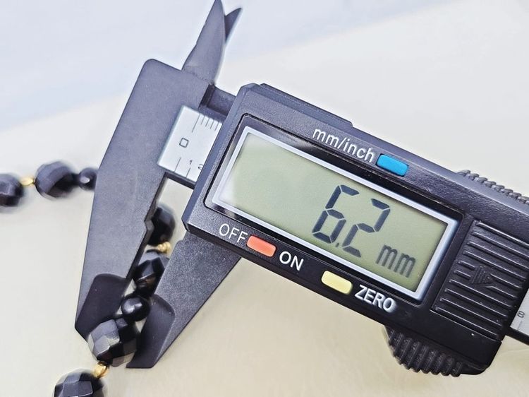 สร้อยข้อมือหินแท้แบล็คออนิค🖤ร้อยคั่นเม็ดทองเจียรเหลี่ยม K18 💛รวม 9เม็ด รูปที่ 8