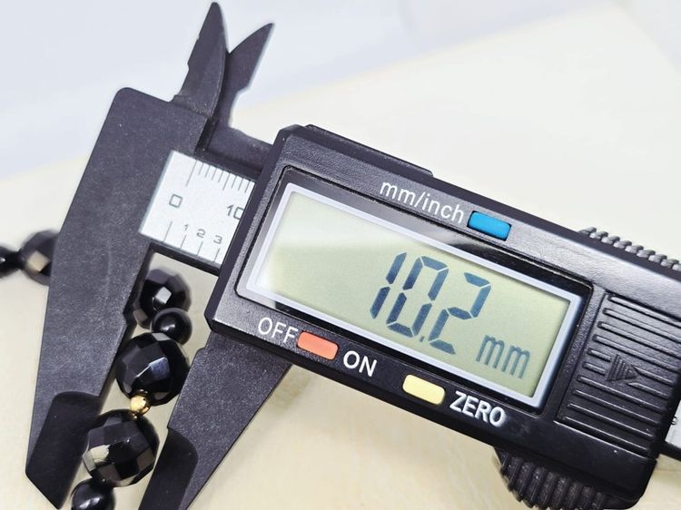 สร้อยข้อมือหินแท้แบล็คออนิค🖤ร้อยคั่นเม็ดทองเจียรเหลี่ยม K18 💛รวม 9เม็ด รูปที่ 7