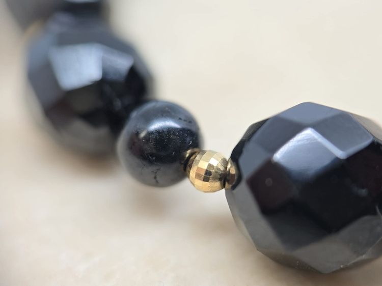 สร้อยข้อมือหินแท้แบล็คออนิค🖤ร้อยคั่นเม็ดทองเจียรเหลี่ยม K18 💛รวม 9เม็ด รูปที่ 6