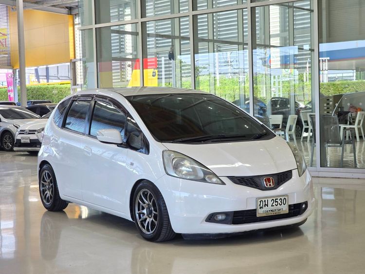 รถ Honda Jazz 1.5 V สี ขาว
