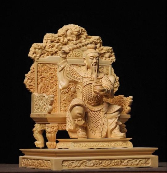 ✨รูปปั้นไม้แกะสลักนี้คือเทพเจ้ากวนอูปางนั่งบัลลังก์ 