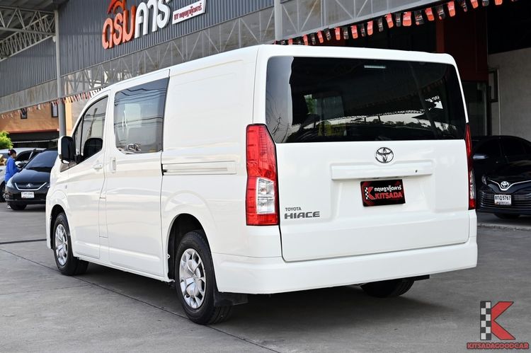 Toyota Hiace 2020 2.8 economy Van ดีเซล ไม่ติดแก๊ส เกียร์ธรรมดา ขาว รูปที่ 3