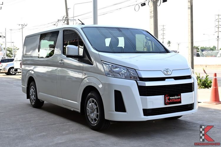 Toyota Hiace 2020 2.8 economy Van ดีเซล ไม่ติดแก๊ส เกียร์ธรรมดา ขาว