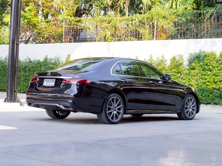Mercedes-Benz E-Class 2023 E300e Sedan ปลั๊กอินไฮบริด (PHEV) ไม่ติดแก๊ส เกียร์อัตโนมัติ ดำ รูปที่ 4