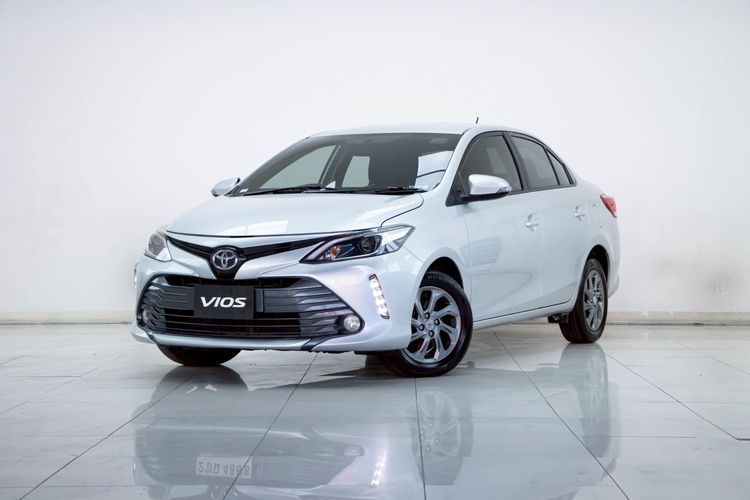 รถ Toyota Vios 1.5 Mid สี เทา