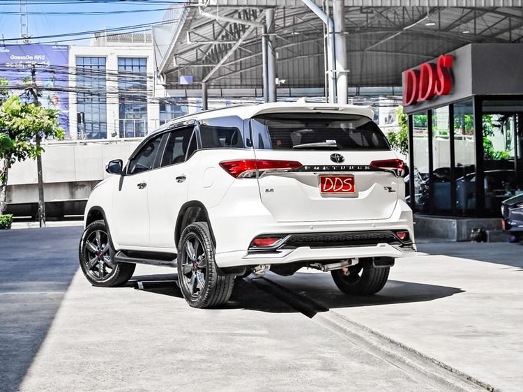 Toyota Fortuner 2017 2.8 V TRD Sportivo Utility-car ดีเซล เกียร์อัตโนมัติ ขาว รูปที่ 3
