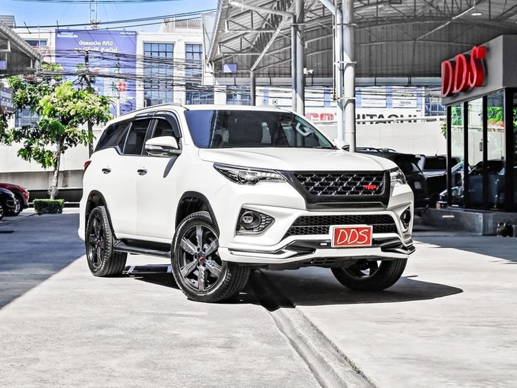 Toyota Fortuner 2017 2.8 V TRD Sportivo Utility-car ดีเซล เกียร์อัตโนมัติ ขาว รูปที่ 4
