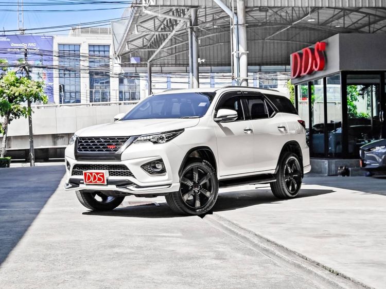 รถ Toyota Fortuner 2.8 V TRD Sportivo สี ขาว