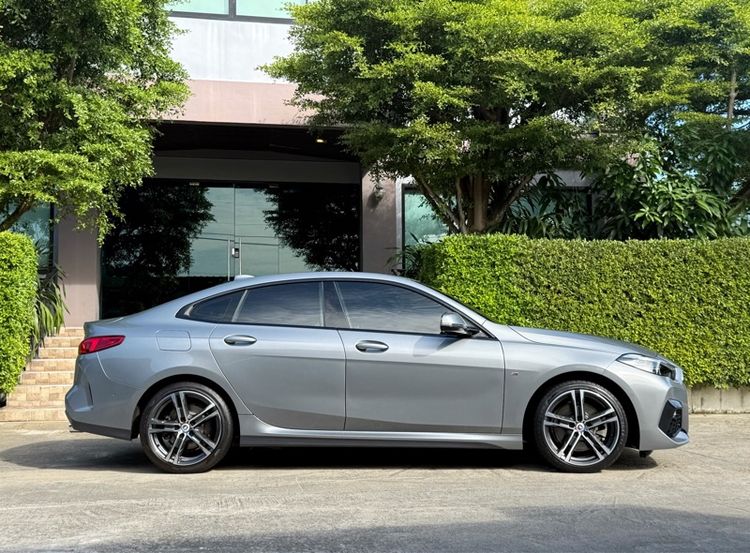 BMW Series 2 2022 220i Sedan เบนซิน ไม่ติดแก๊ส เกียร์อัตโนมัติ เทา รูปที่ 2