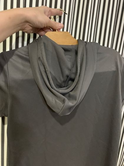 เสื้อ POLO ผู้หญิง มีฮู้ด ใส่เล่นกี่ฬา ได้ทุกแบบ หรือจะใส่ตีกอล์ฟ ก้อได้ ยี่ห้อ Le coq sporttif แท้  เนื้อผ้ากันร้อน กันแดด กันเหงื่อได้ดี  รูปที่ 7