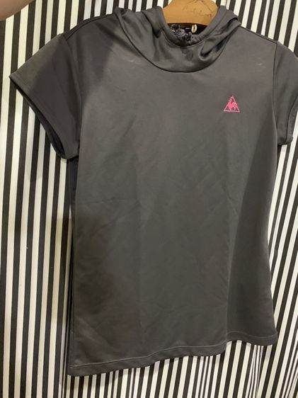 เสื้อ POLO ผู้หญิง มีฮู้ด ใส่เล่นกี่ฬา ได้ทุกแบบ หรือจะใส่ตีกอล์ฟ ก้อได้ ยี่ห้อ Le coq sporttif แท้  เนื้อผ้ากันร้อน กันแดด กันเหงื่อได้ดี  รูปที่ 2