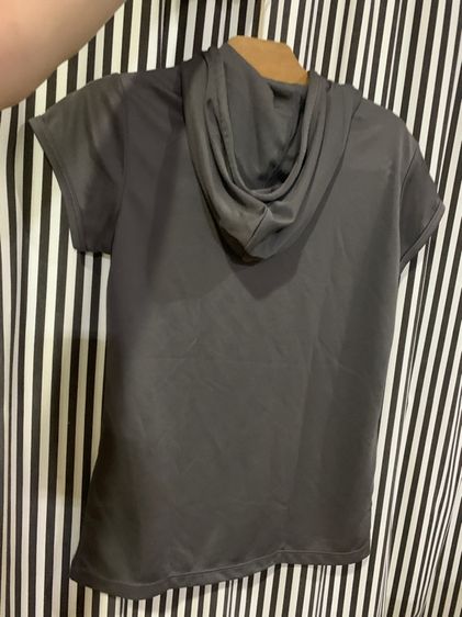 เสื้อ POLO ผู้หญิง มีฮู้ด ใส่เล่นกี่ฬา ได้ทุกแบบ หรือจะใส่ตีกอล์ฟ ก้อได้ ยี่ห้อ Le coq sporttif แท้  เนื้อผ้ากันร้อน กันแดด กันเหงื่อได้ดี  รูปที่ 4