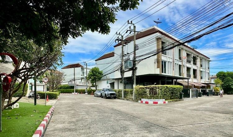 มีบางส่วน ขายทาวน์โฮม 3 ชั้น บ้านกลางเมือง  S-Sense พระราม 9 - ลาดพร้าว พร้อมเข้าอยู่ ใกล้รร.ฝรั่งเศสนานาชาติ กรุงเทพ