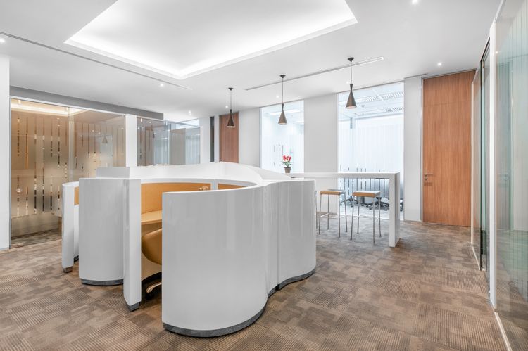 Regus AIA Capital Center - จองที่นั่ง Coworking แบบต้องจองล่วงหน้าหรือโต๊ะทำงานแบบหมุนเวียนที่ Regus AIA Capital Center