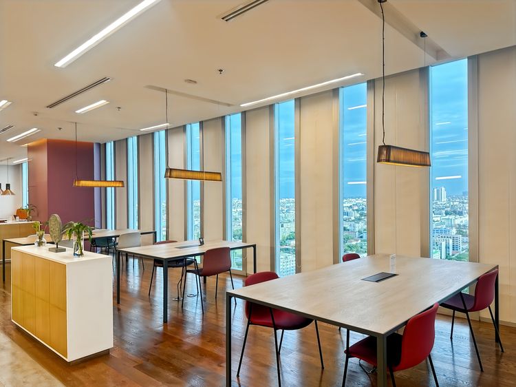 Regus Bhiraj Tower at Bitec - จองที่นั่ง Coworking แบบต้องจองล่วงหน้าหรือโต๊ะทำงานแบบหมุนเวียนที่ Regus Bhiraj Tower at Bitec