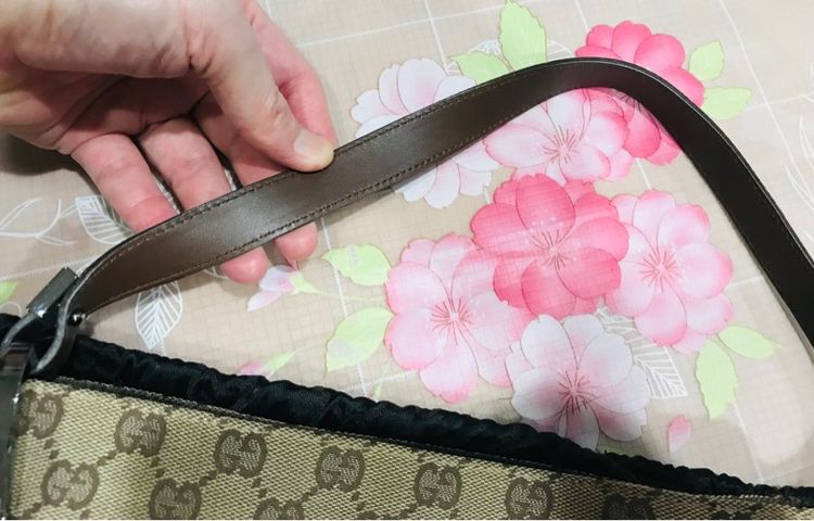 ลดราคา Gucci ของแท้ คล้องไหล่ได้ สภาพดี มีถุงผ้า รูปที่ 16