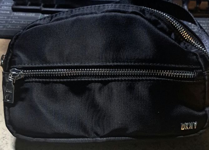 กระเป๋าคาดเอว DKNY