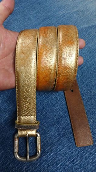 เข็มขัดหนังแท้ ARMANI
เอว 32 ถึง 38 กว้าง 1.15 
ยาวรวมหัว 43.5 หนังสวย
มีรอยตามใช้