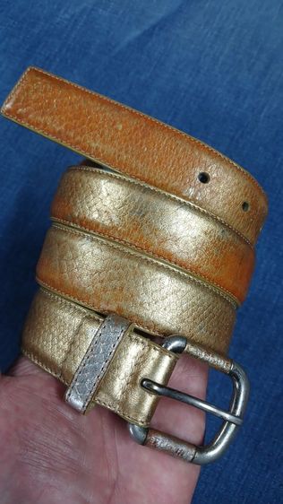 เข็มขัดหนังแท้ ARMANI
เอว 32 ถึง 38 กว้าง 1.15 
ยาวรวมหัว 43.5 หนังสวย
มีรอยตามใช้ รูปที่ 2