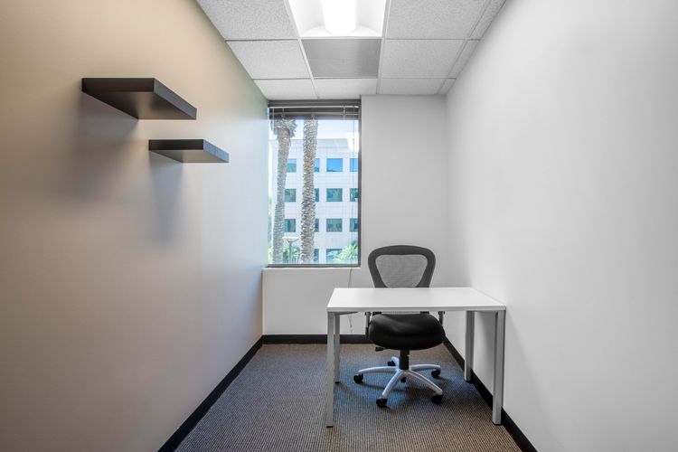 HQ The Metropolis Samrong - Office Space แบบส่วนตัวสำหรับ 2 คน ที่ HQ The Metropolis Samrong