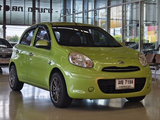 รถ Nissan March 1.2 E สี เขียว