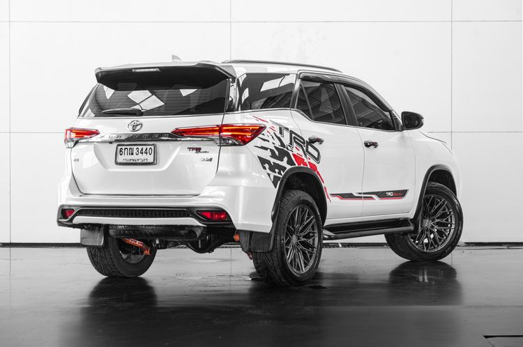 Toyota Fortuner 2016 2.8 V TRD Sportivo 4WD Utility-car ดีเซล ไม่ติดแก๊ส เกียร์อัตโนมัติ ขาว รูปที่ 4