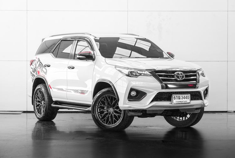 รถ Toyota Fortuner 2.8 V TRD Sportivo 4WD สี ขาว