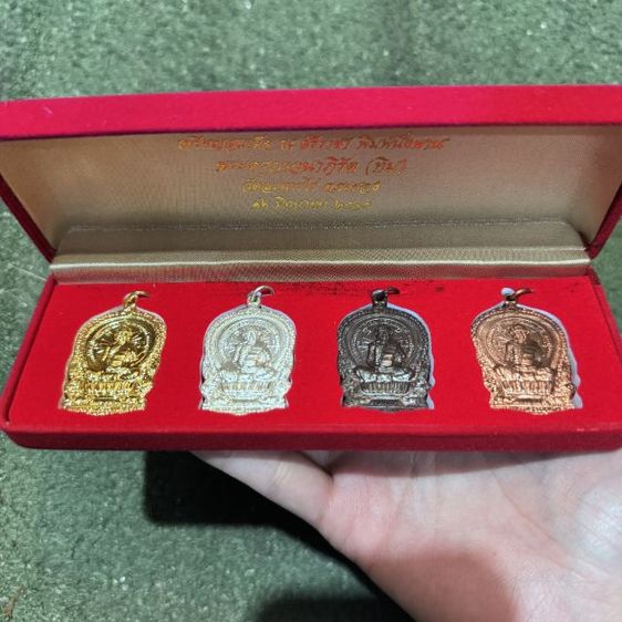 เหรียญ สมเด็จ ณ ศรีราชา พิมพ์นั่งพาน ปี 2518 อาจารย์ทิม สวยหายาก เดิมๆ พร้อมกล่ ง น่าสะสม ขายตามสภสพ พร้อมส่งครับพี่ๆพระที่บ้านครับ