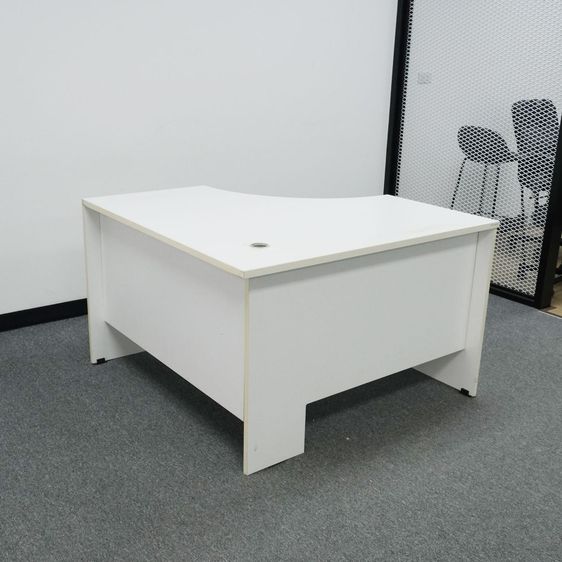 โต๊ะทำงานเข้ามุม ท็อปไม้สีขาว มีรางลิ้นชักวางคีย์บอร์ด 120 cm