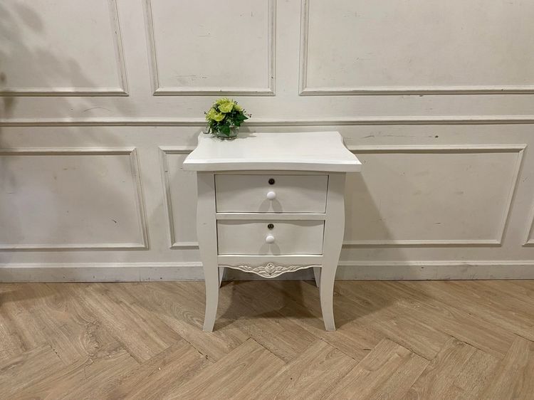 ตู้ข้างเตียง ไม้แกะลายสไตล์หลุยส์ 2 ลิ้นชัก สีขาว