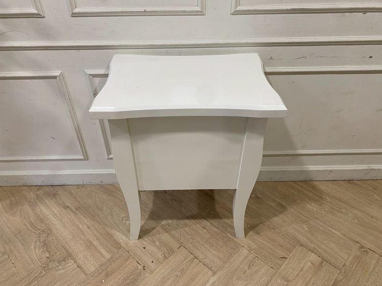 ตู้ข้างเตียง ไม้แกะลายสไตล์หลุยส์ 2 ลิ้นชัก สีขาว รูปที่ 4