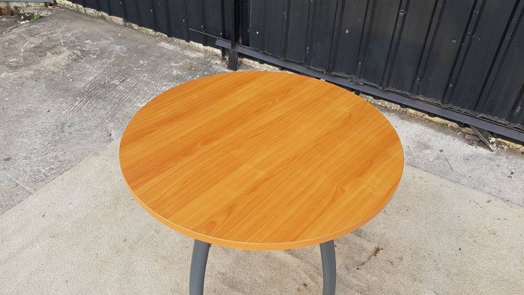 โต๊ะกลม ขาเหล็ก ล้อเลื่อน ท็อปไม้ ยี่ห้อ Rockworth 90 cm รูปที่ 4