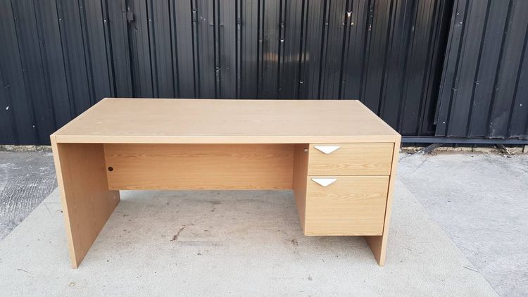 โต๊ะทำงาน 2 ลิ้นชัก โครงไม้ สีน้ำตาล กว้าง 165 cm