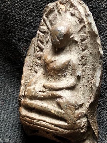 พระรอดลำพูนพิมพ์ใหญ่เนื้อเขียวครับ รูปที่ 8