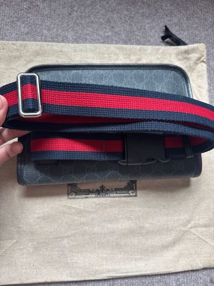 GUCCI GG SUPREME BLACK BELT BAG รูปที่ 4