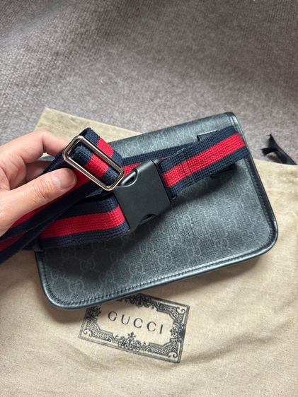GUCCI GG SUPREME BLACK BELT BAG รูปที่ 10