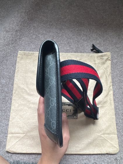 GUCCI GG SUPREME BLACK BELT BAG รูปที่ 12