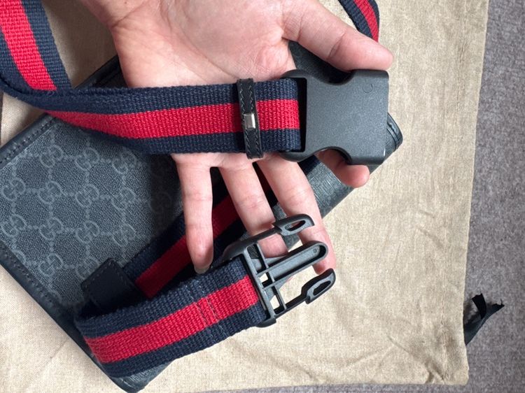 GUCCI GG SUPREME BLACK BELT BAG รูปที่ 15