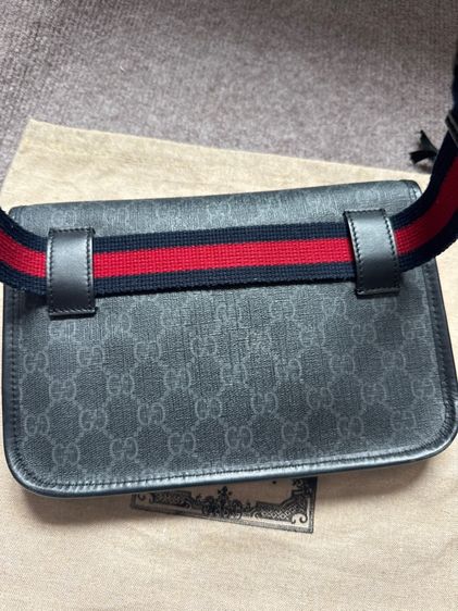 GUCCI GG SUPREME BLACK BELT BAG รูปที่ 3