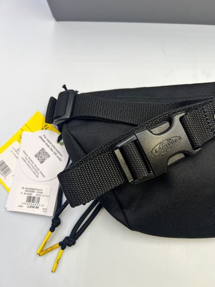 กระเป๋าคาดอก EASTPAK SPRINGER Smiley Graffiti Black รูปที่ 10