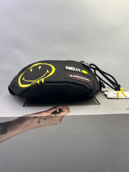 กระเป๋าคาดอก EASTPAK SPRINGER Smiley Graffiti Black รูปที่ 5