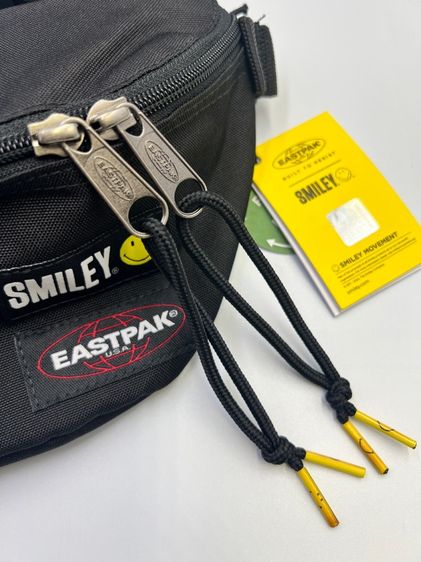 กระเป๋าคาดอก EASTPAK SPRINGER Smiley Graffiti Black รูปที่ 9